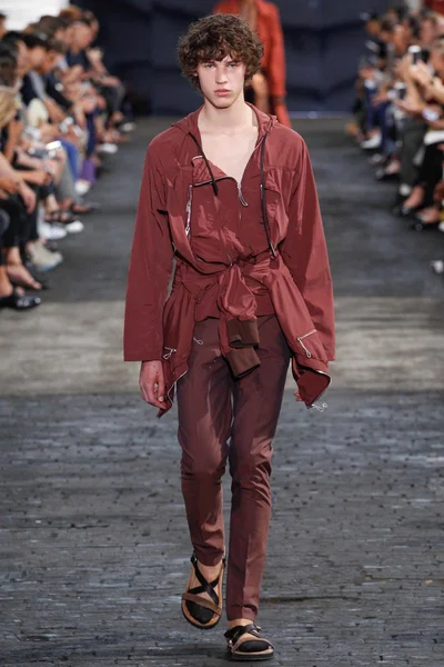 Look 18